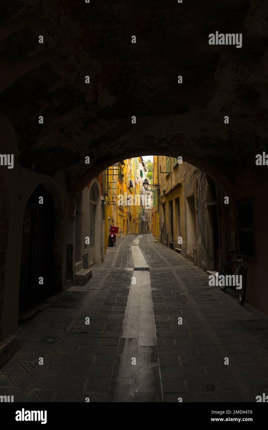 Strada stretta e tunnel nella città vecchia di Mentone, Provence-Alpes-Côte d'Azur, in Francia. Foto Stock