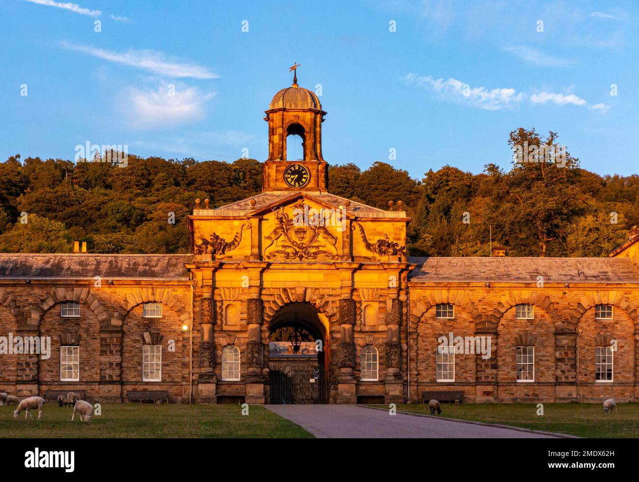 Il blocco stabile a Chatsworth nel Derbyshire Inghilterra UK costruito nel 1758-1763 da James Paine per il quarto Duca del Devonshire con Stand Wood sullo sfondo Foto Stock