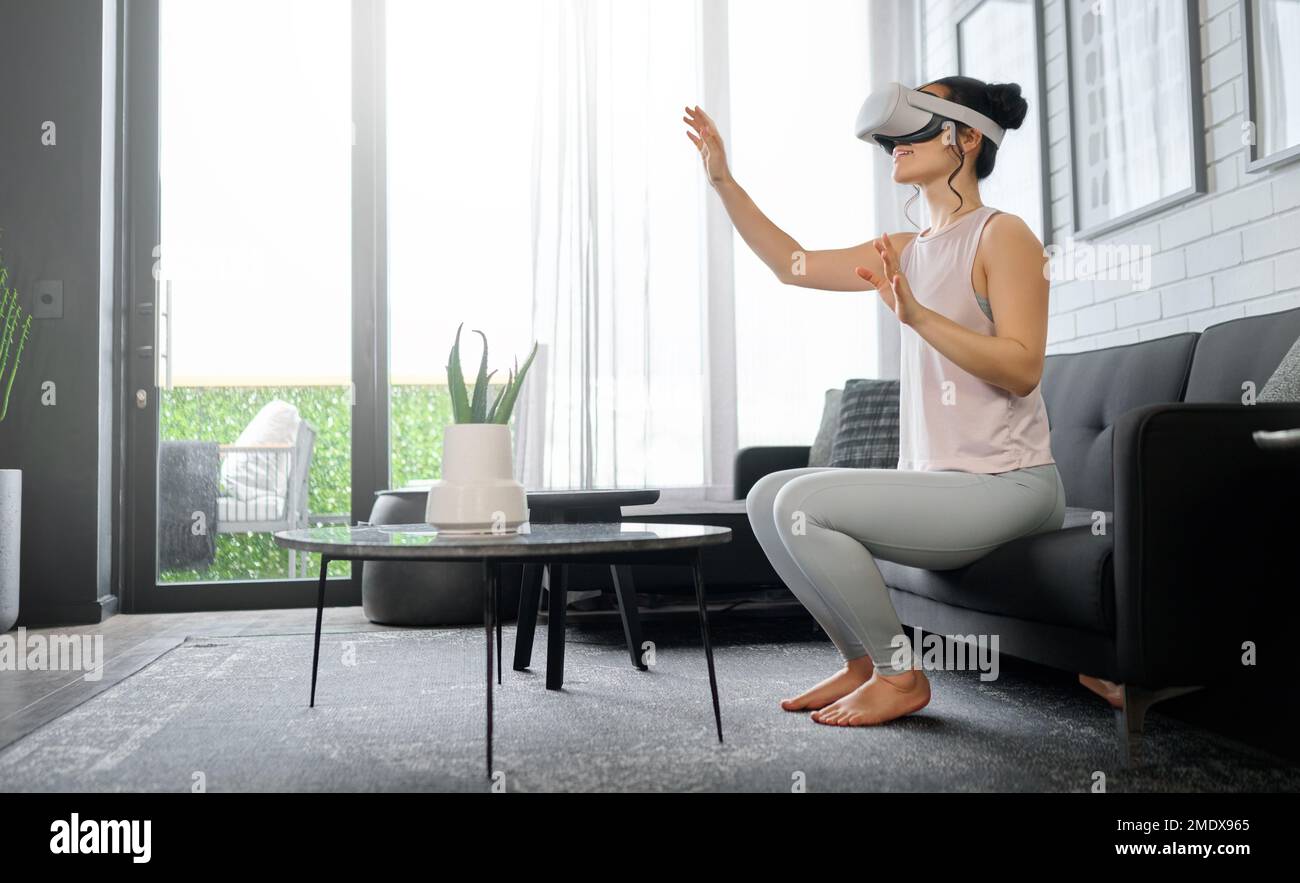 Realtà virtuale, metaverse e futuristica con una donna nel salotto di ...