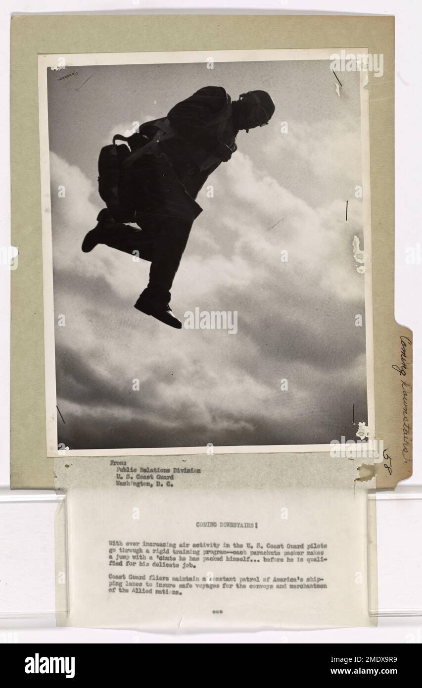 Un pilota della Guardia Costiera degli Stati Uniti è sottoposto ad addestramento con paracadute, una parte essenziale per diventare qualificato per le operazioni aviotrasportate della Guardia Costiera. L'addestramento prepara il pilota a varie missioni di salvataggio e combattimento, sottolineando l'abilità e la prontezza. Foto Stock