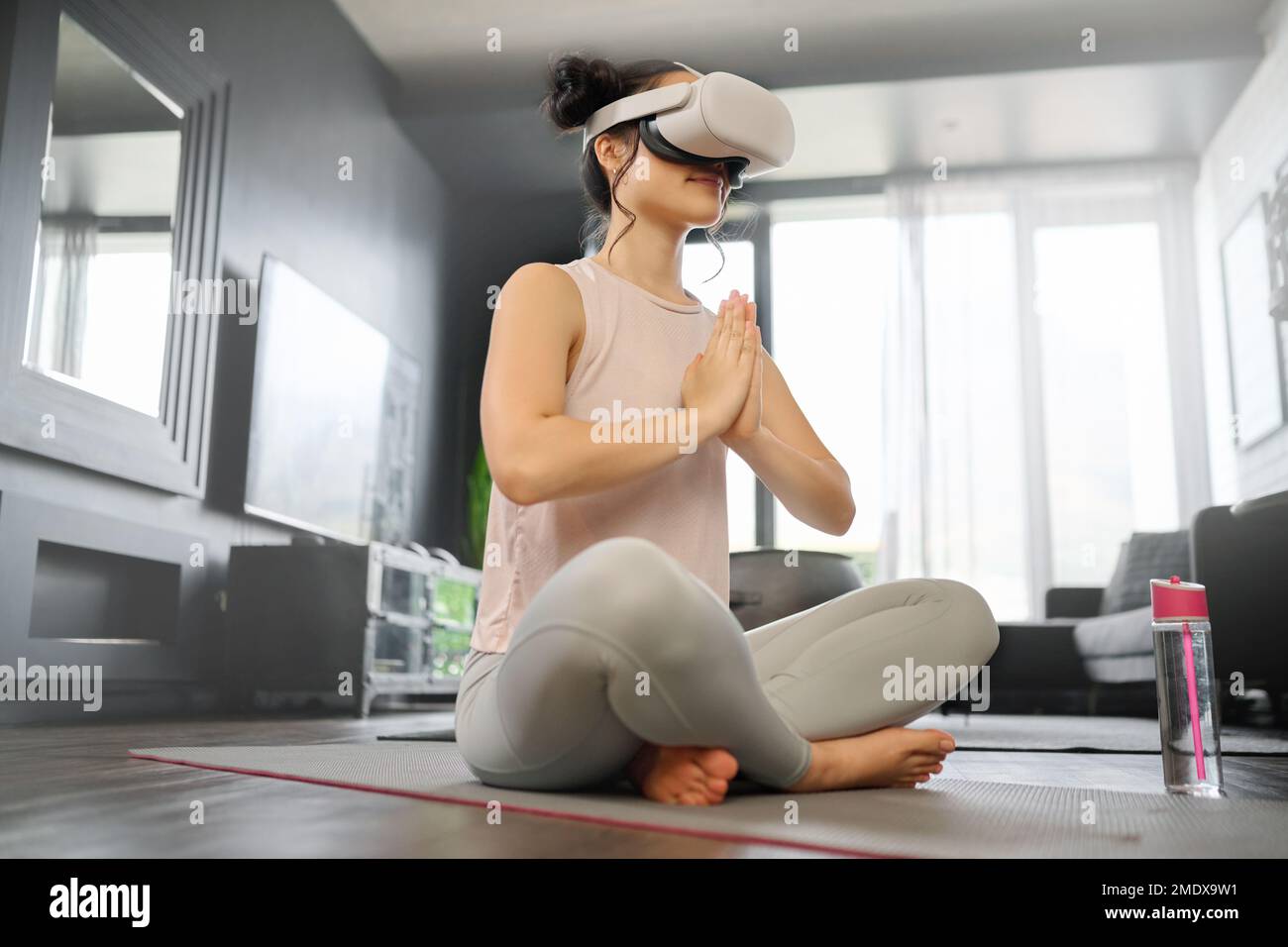 VR, meditazione e fitness con una donna che utilizza un visore per accedere al metaverse di casa sua per la salute. Realtà virtuale, yoga e esercizio fisico con a. Foto Stock