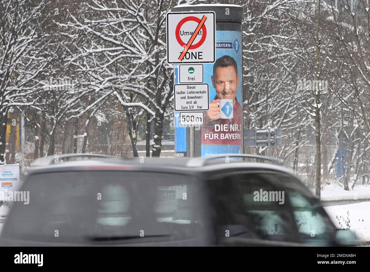 Monaco, Germania. 23rd Jan, 2023. Immagine tematica divieto di guida diesel a Monaco. Divieto di guida diesel nonostante l'adesivo verde. ? Credit: dpa/Alamy Live News Foto Stock