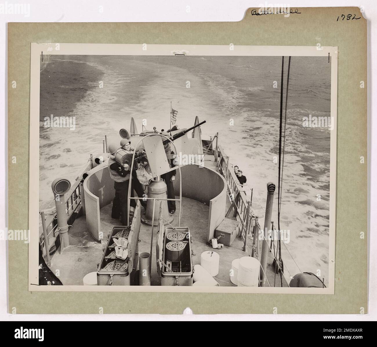 Le guardie costiere partecipano a un'esercitazione di battaglia, provando scenari di combattimento per garantire la preparazione alle situazioni di guerra. L'esercitazione si concentra sul coordinamento del fuoco e delle tattiche difensive nell'ambito della preparazione alle potenziali minacce nelle operazioni marittime. Foto Stock