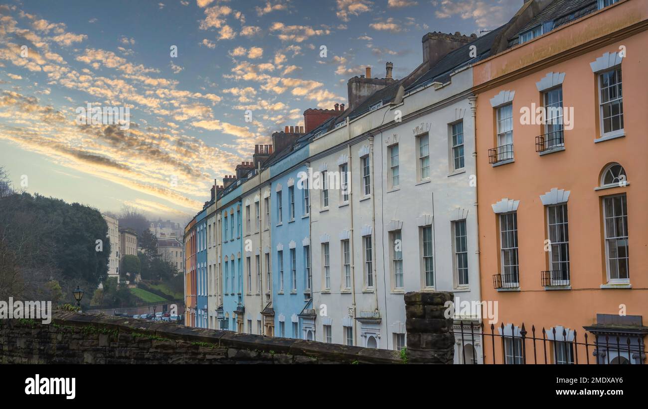 Cornwallis Crescent case colorate a Clifton a Bristol Inghilterra durante il tramonto Foto Stock