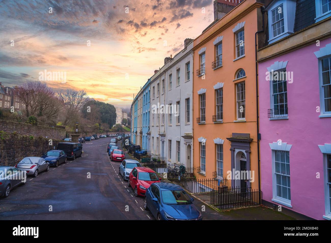 Cornwallis Crescent case colorate a Clifton a Bristol Inghilterra durante il tramonto Foto Stock