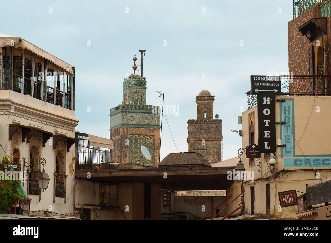 Fez, Marocco - alberghi, ristoranti, e minareti di Marinid Bou Inania Madrasa dal cancello della città di Bab Bou Jeloud. All'interno dell'antica medina di Fes el Bali. Foto Stock