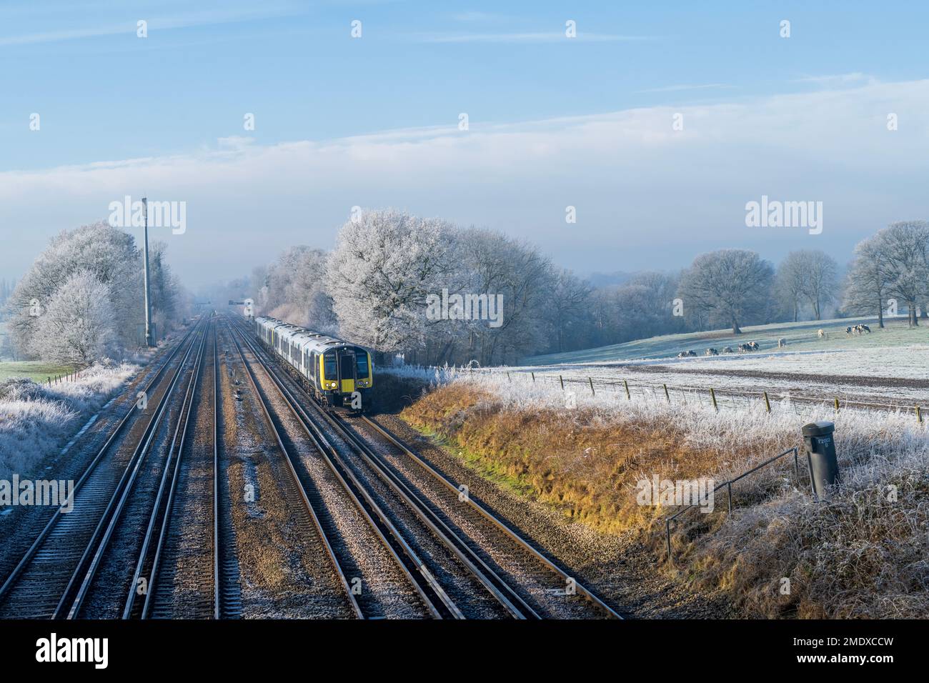 Treno sui binari ferroviari il giorno d'inverno Foto Stock