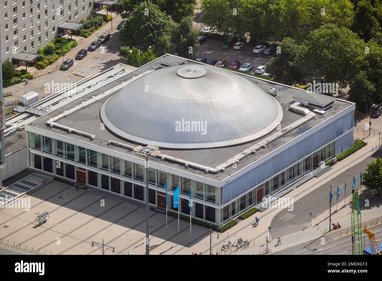 BCC Berlin Congress Center GmbH edificio con sale espositive e sale riunioni nella città di Berlino, Germania. Vista aerea della monoscocca in cemento armato Foto Stock
