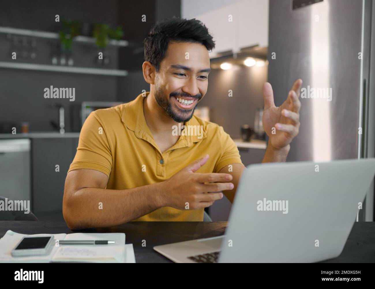 Casa, lavoro remoto e riunione Web di un dipendente freelance che parla di un webinar online. Videochiamata, conversazione e comunicazione aziendale di un Foto Stock