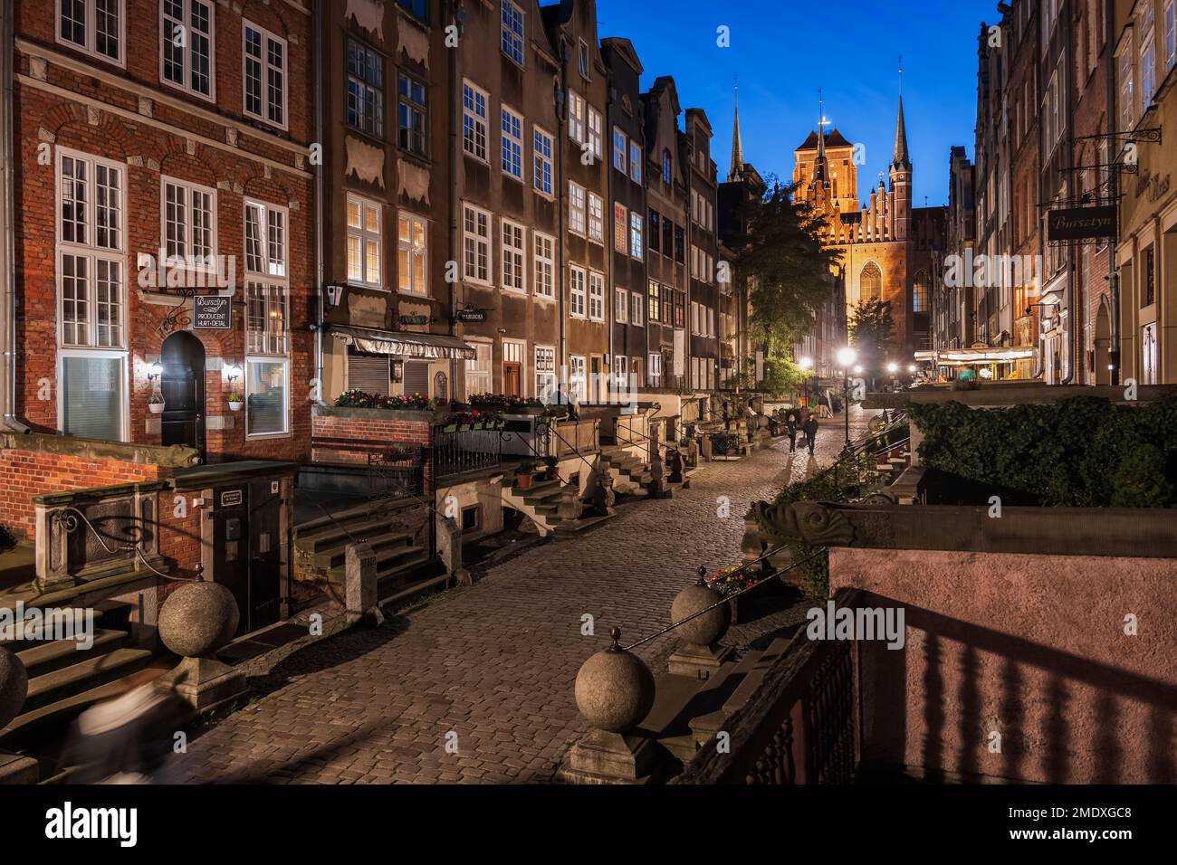 La Mariacka Street di notte nella città di Danzica in Polonia. Situato nella Città Vecchia, fondata intorno al 14th ° secolo e chiamato nostra Lady Street con il suo Foto Stock