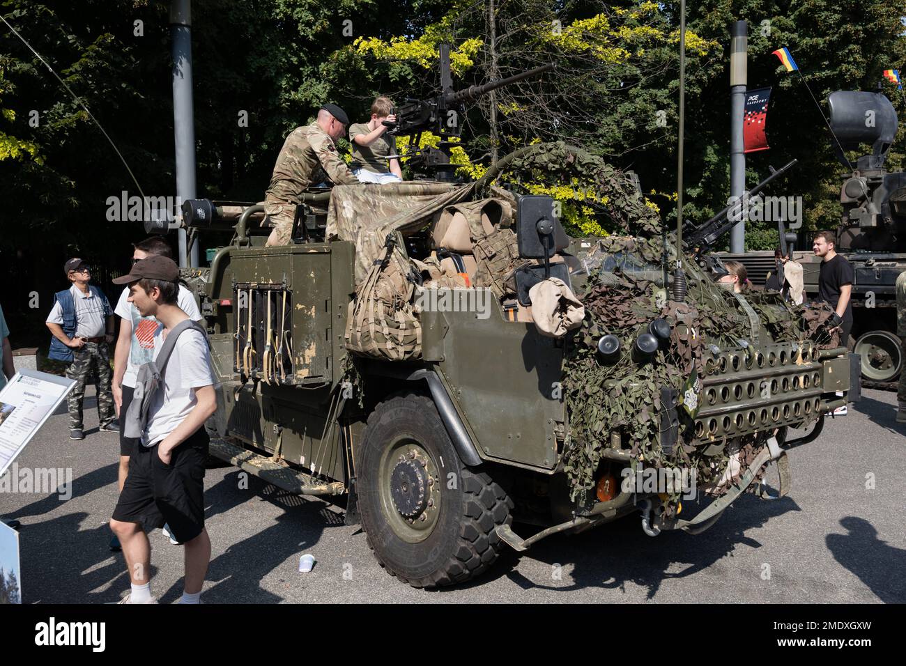 Varsavia, Polonia - 14 agosto 2022 - il veicolo di ricognizione gommato blindato Jackal con mimetizzazione nella Giornata dell'Esercito Polacco (Giornata delle forze armate) nazionale h Foto Stock