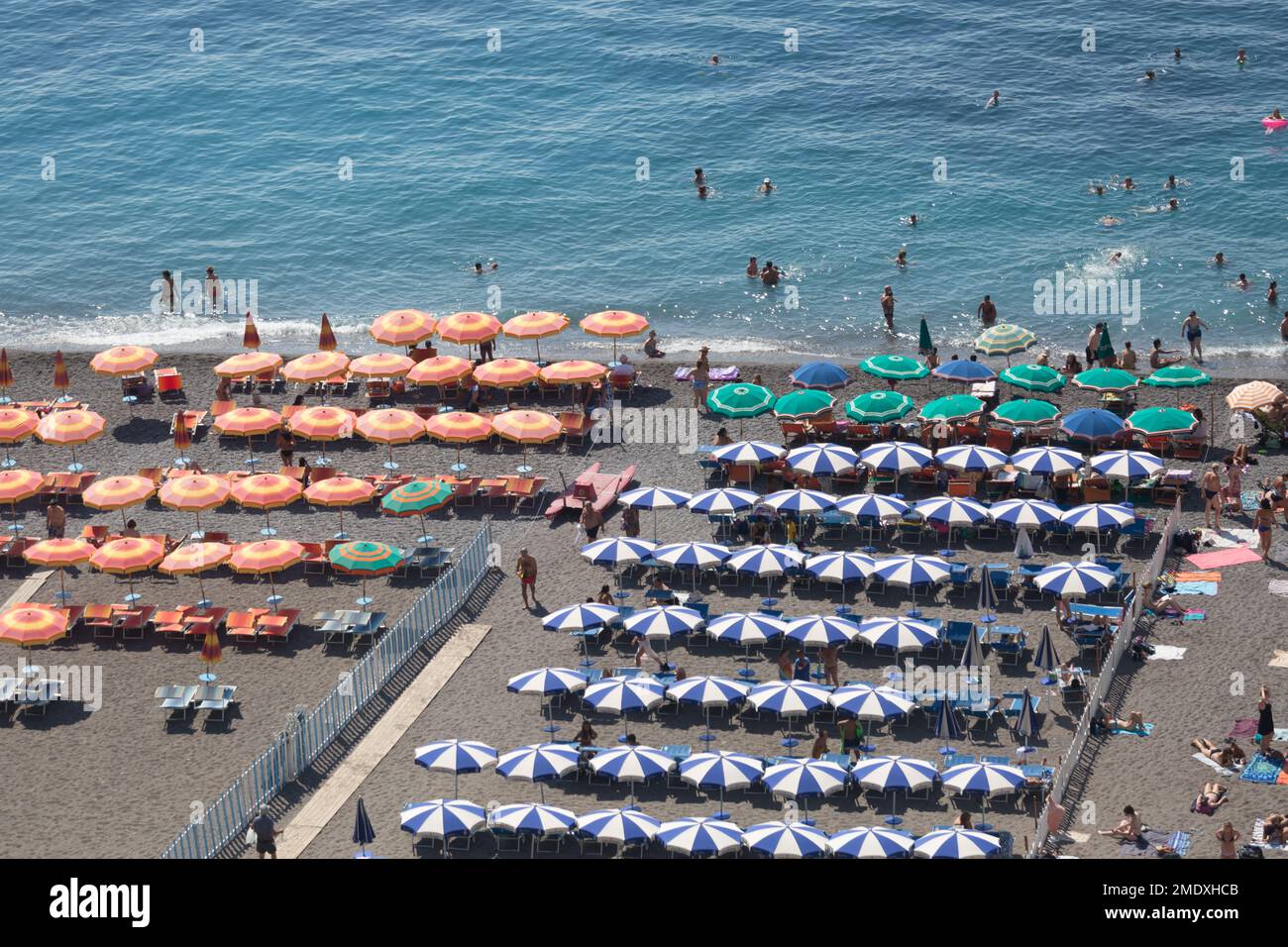 Vista di bagnanti e nuotatori a Positano, Costiera Amalfitana, Italia. Foto Stock