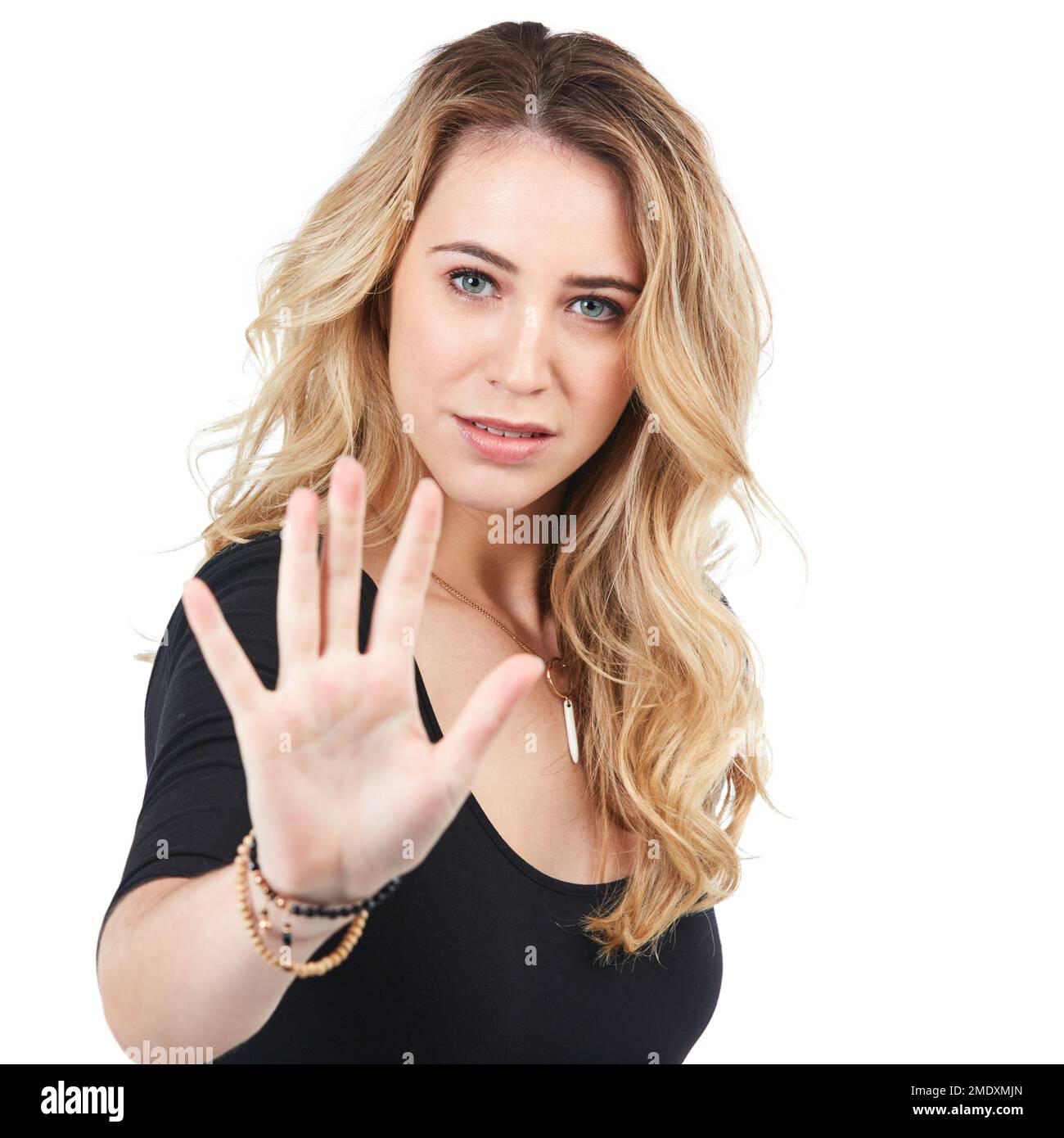 Giovane donna, ritratto e mani in stop isolato su uno sfondo bianco per avvertimento, attesa o arresto. Bella donna bionda, persona o donna modello mostrando Foto Stock