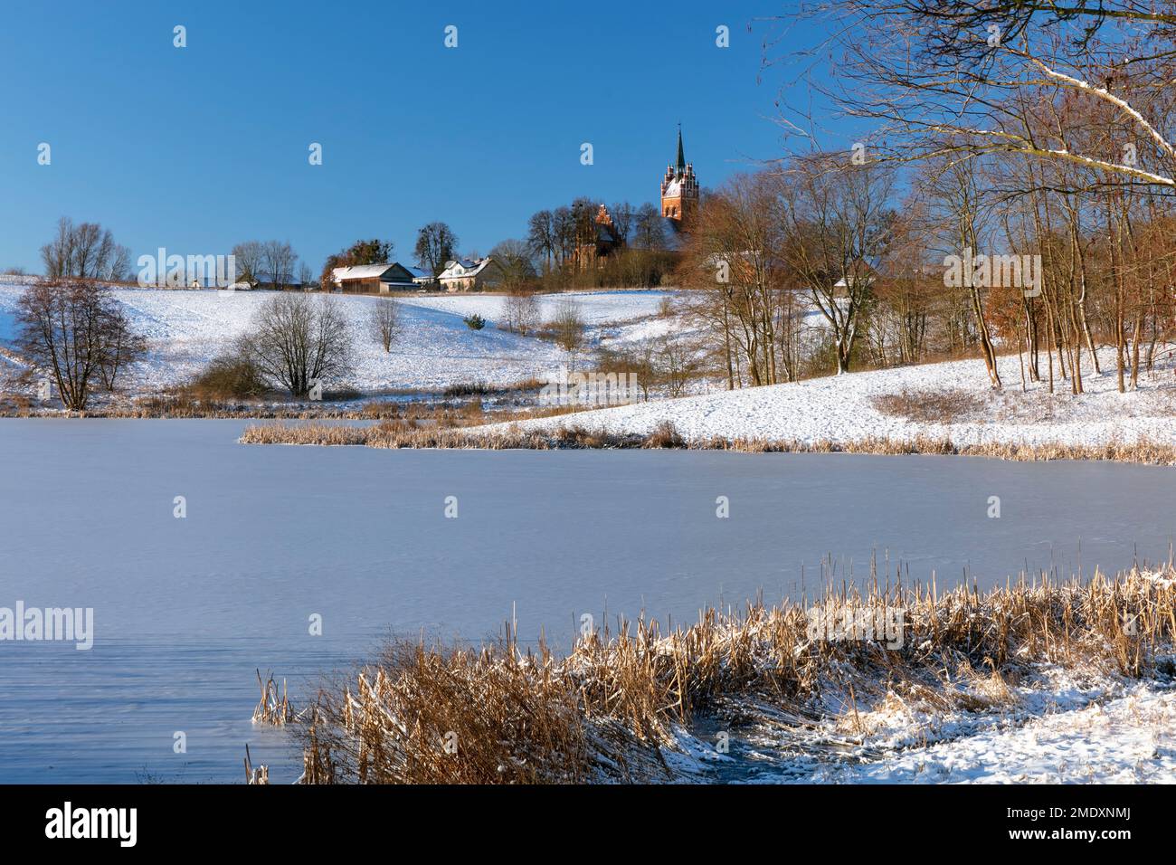 Il villaggio Warmian di Setal in un paesaggio invernale, Polonia Foto Stock