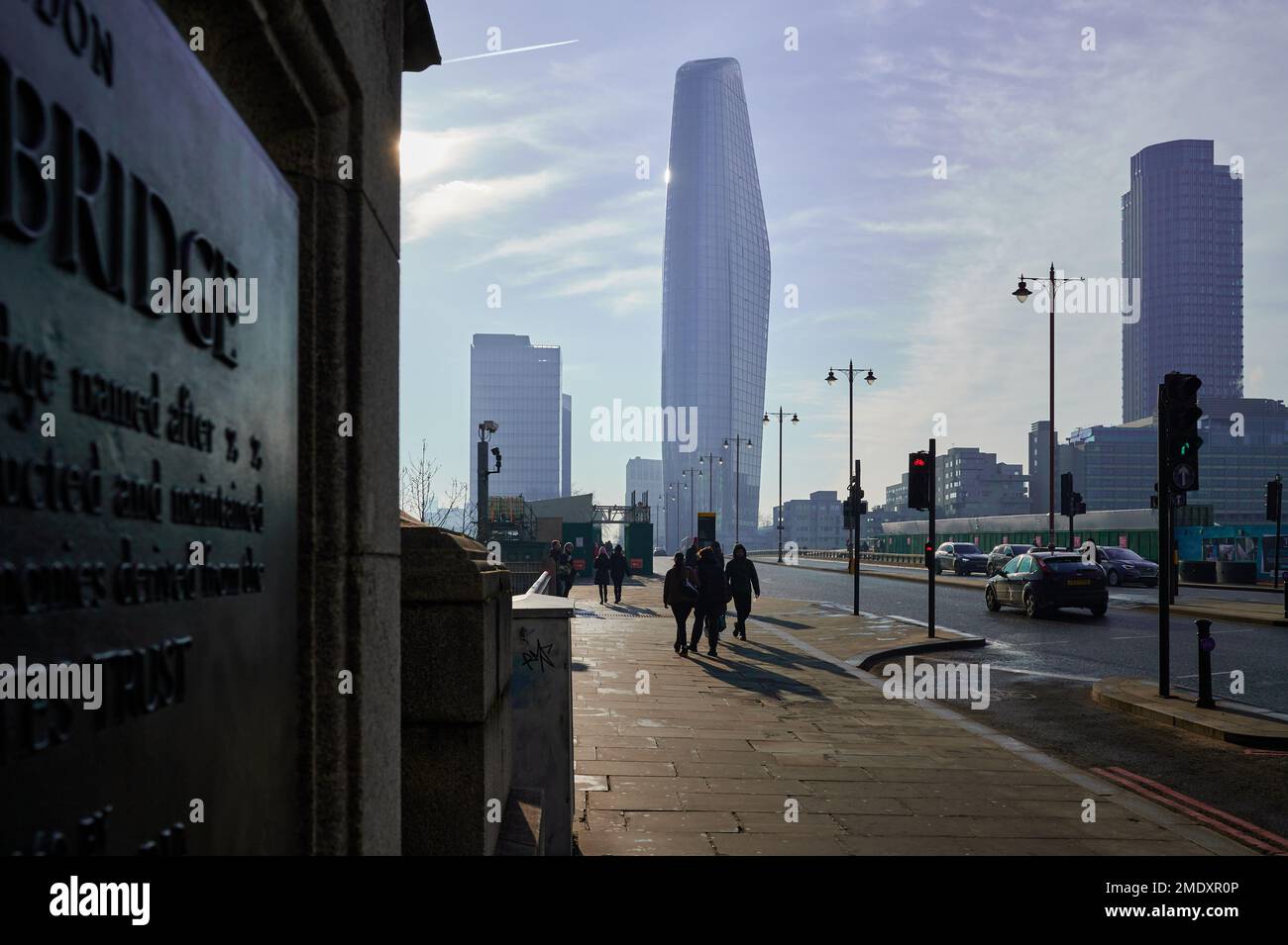 22 gennaio 2023 - LondonUK: Vista sul ponte dei blackfriars, Londra fino al One Blackfriars Building nelle soleggiate giornate invernali e la placca sfocata Foto Stock