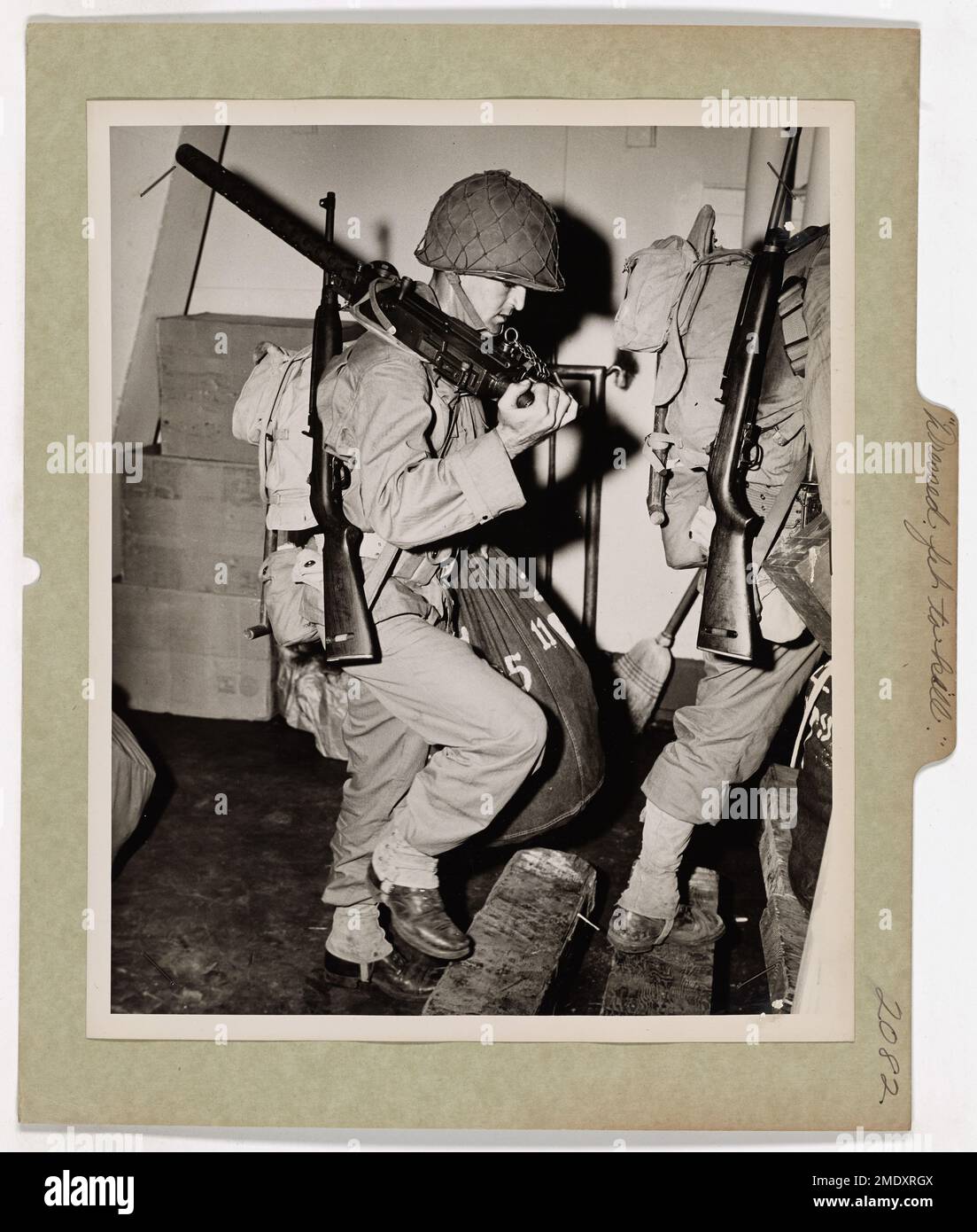"Vestite in modo da uccidere", i Marine con elmetto con equipaggiamento da campo completo a bordo di un trasporto di combattimento con equipaggio della Guardia Costiera in un porto del Pacifico meridionale. Si stanno dirigendo verso il fronte dei combattimenti. Foto Stock