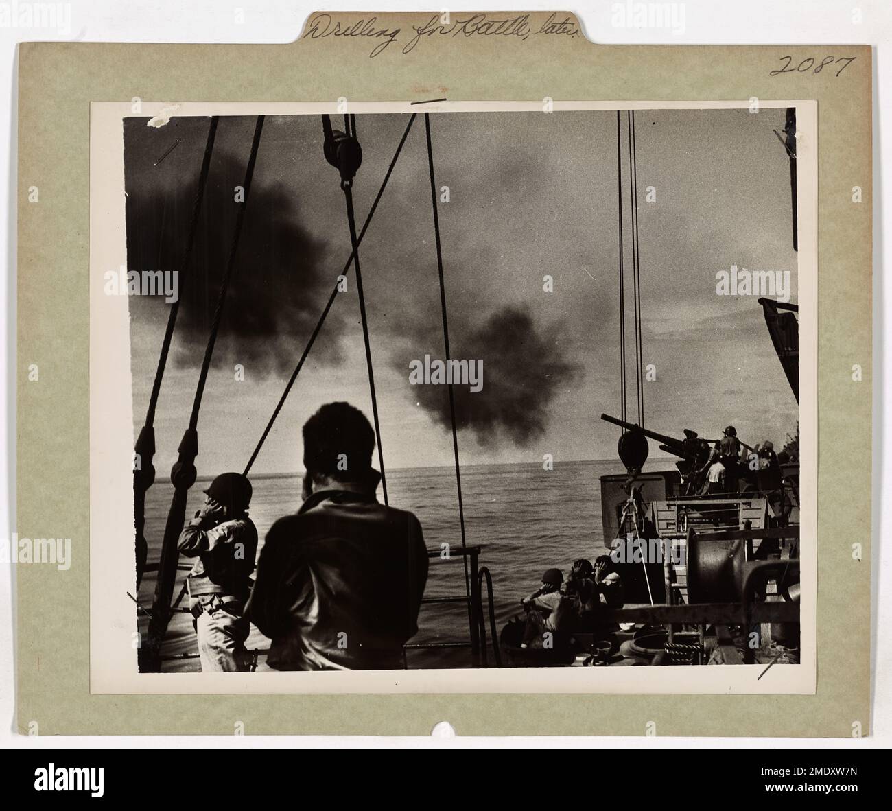 Le guardie costiere statunitensi a bordo di un trasporto da combattimento nel Pacifico meridionale partecipano a un'esercitazione antiaerea. Si esercitano a sparare su bersagli aerei trainati da aerei della Marina militare in preparazione a possibili minacce aeree durante il combattimento. Foto Stock