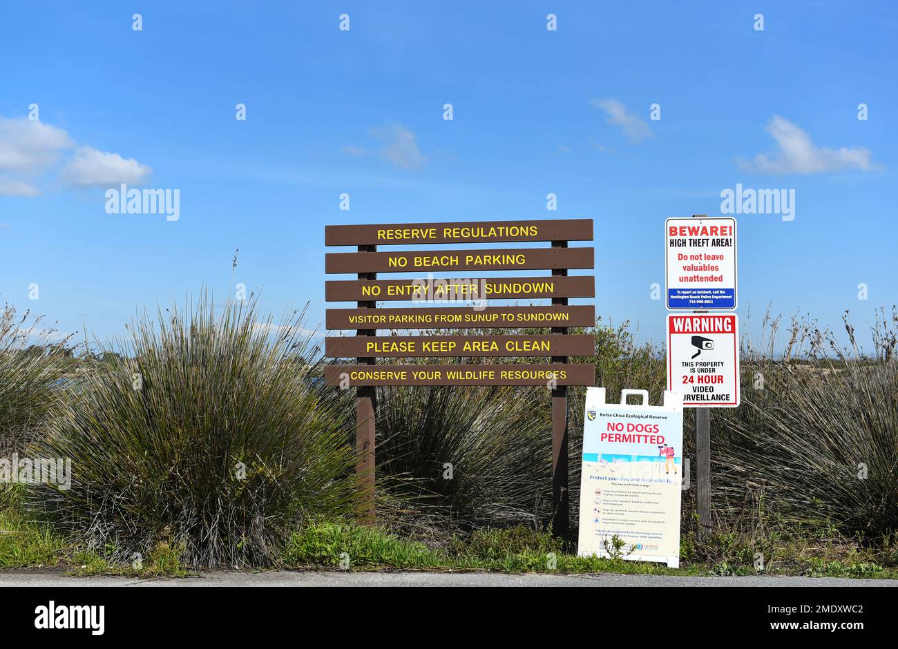 HUNTINGTON BEACH, CALIFORNIA - 18 GENNAIO 2023: Cartello presso la Bolsa Chica Ecological Reserve, la più grande palude di acqua salata lungo la costa della California. Foto Stock