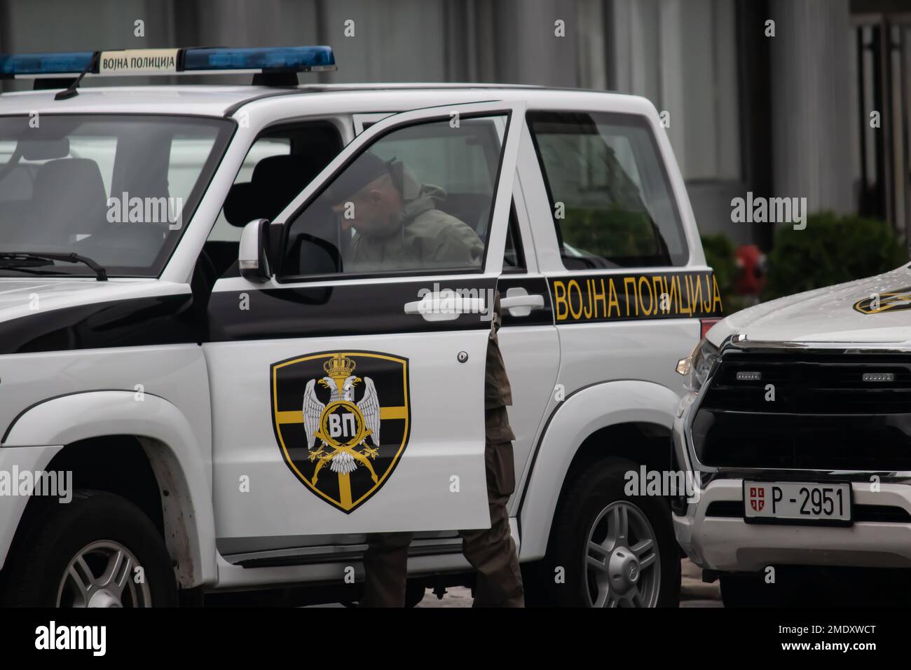 Forze di polizia e membri di forze speciali di polizia antisommossa in uniformi e blocchi stradali Foto Stock