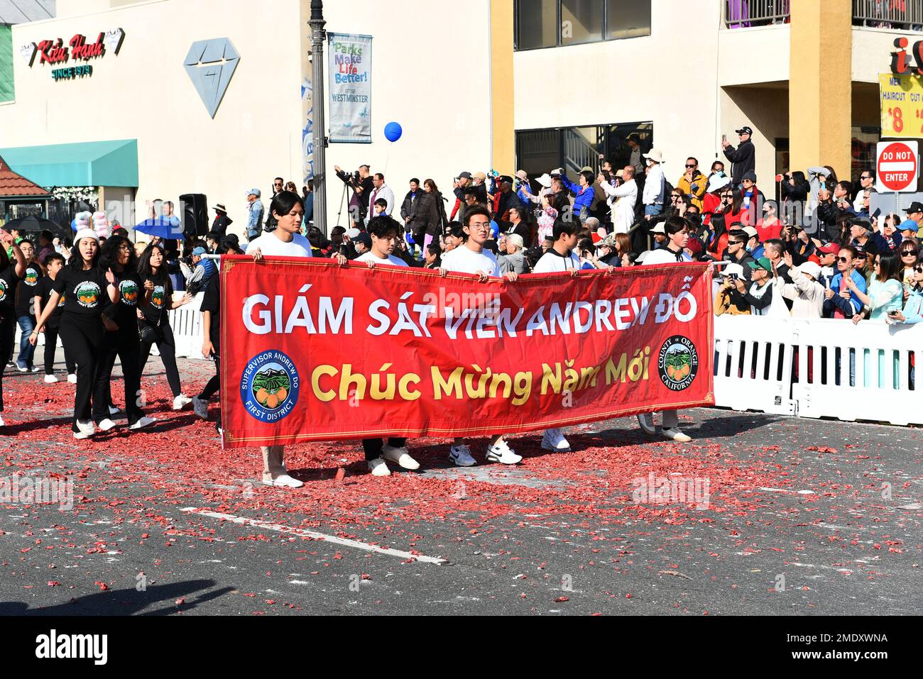 WESTMINSTER, CALIFORNIA - 22 GENNAIO 2023: Bandiera del supervisore della contea Andrew Do alla Tet Parade che celebra l'anno del Cat. Foto Stock