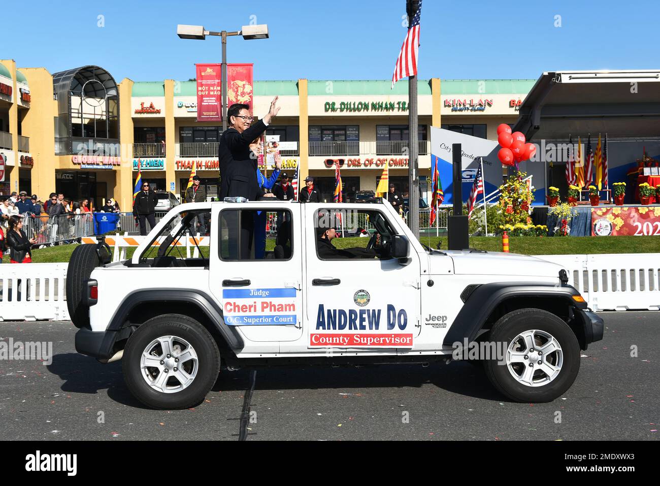 WESTMINSTER, CALIFORNIA - 22 GENNAIO 2023: Il supervisore della contea Andrew do e il giudice Cheri Phen alla Tet Parade celebrano l'anno del Cat. Foto Stock