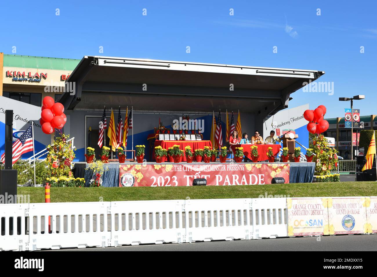 WESTMINSTER, CALIFORNIA - 22 GENNAIO 2023: Stand annunciatori alla Tet Parade che celebra l'anno del Cat. Foto Stock
