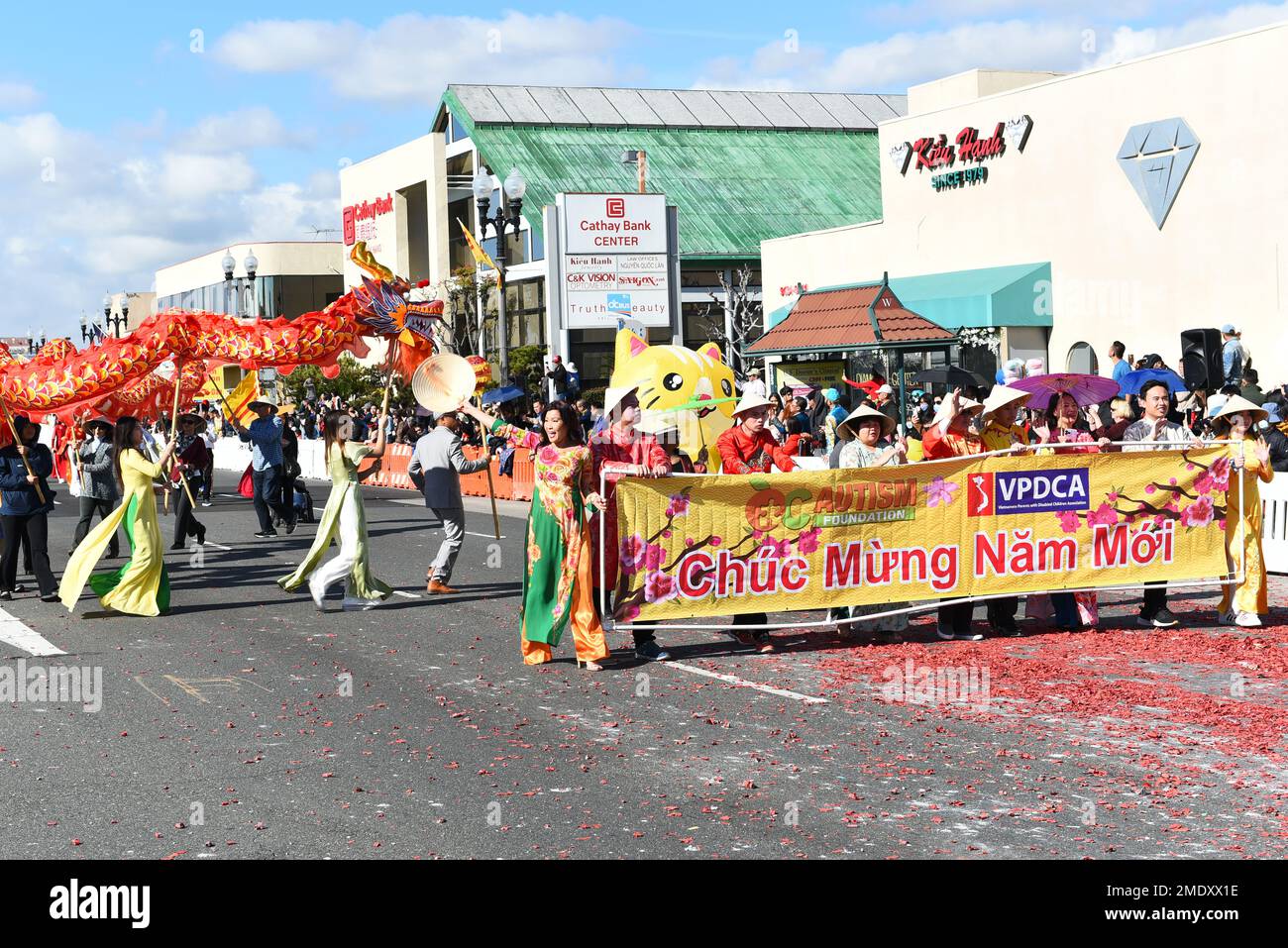 WESTMINSTER, CALIFORNIA - 22 GENNAIO 2023: Persone che portano una bandiera per la Fondazione autismo alla Tet Parade che celebra l'anno del Cat. Foto Stock