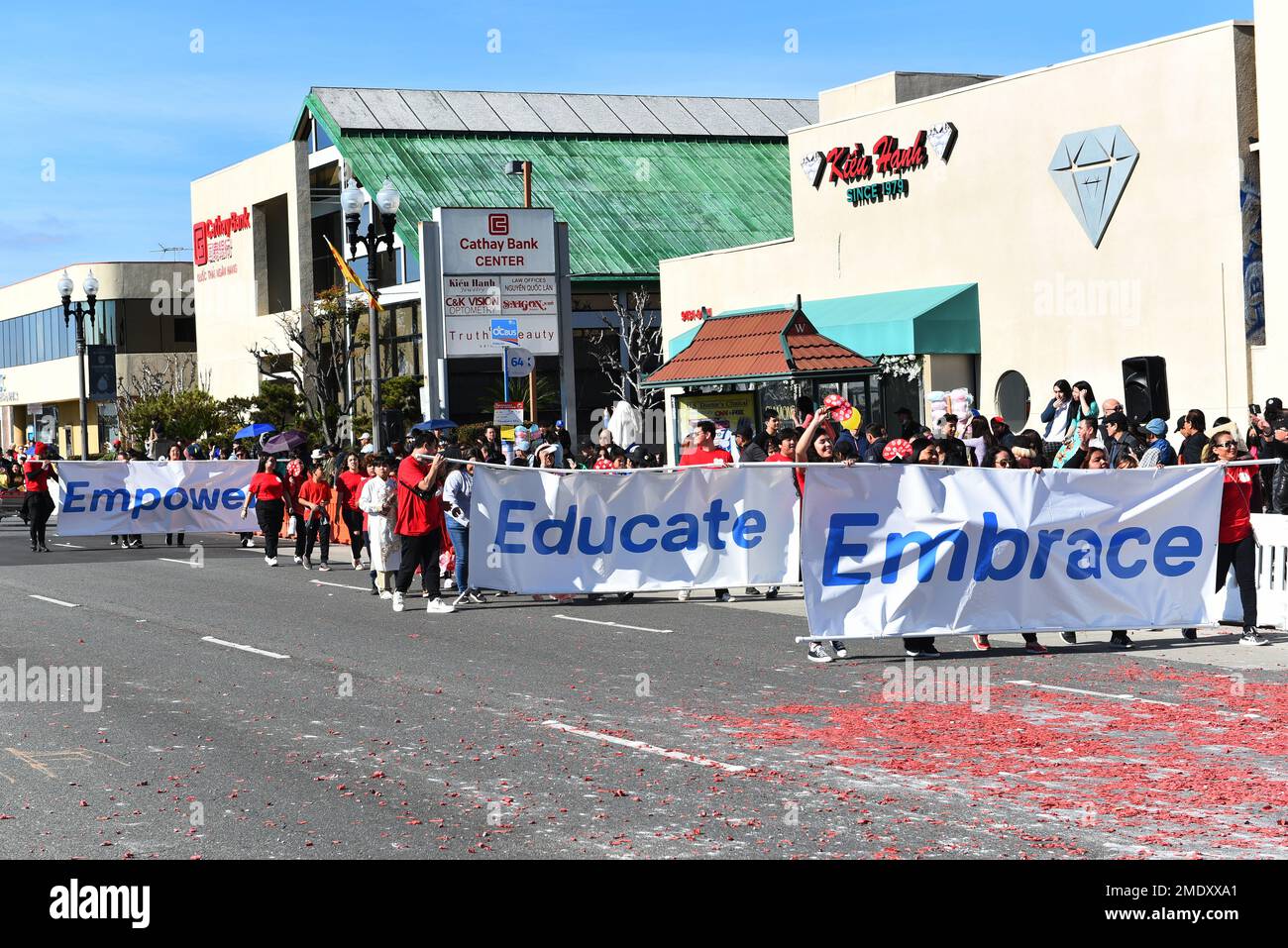 WESTMINSTER, CALIFORNIA - 22 GENNAIO 2023: Abbracciare, educare e impresso banner alla Tet Parade che celebra l'anno del Cat. Foto Stock