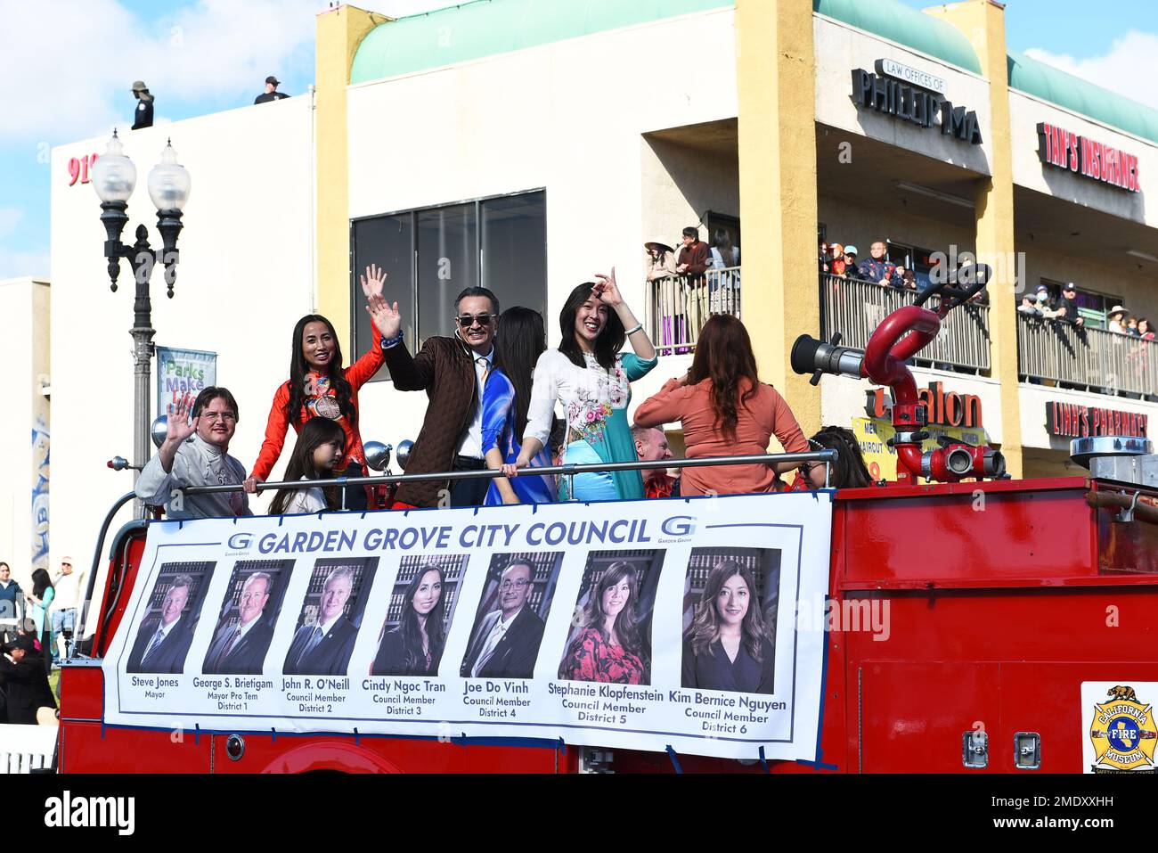 WESTMINSTER, CALIFORNIA - 22 GENNAIO 2023: I membri del Garden Grove City Council cavalcano in un veicolo alla Tet Parade che celebra l'anno del Cat. Foto Stock