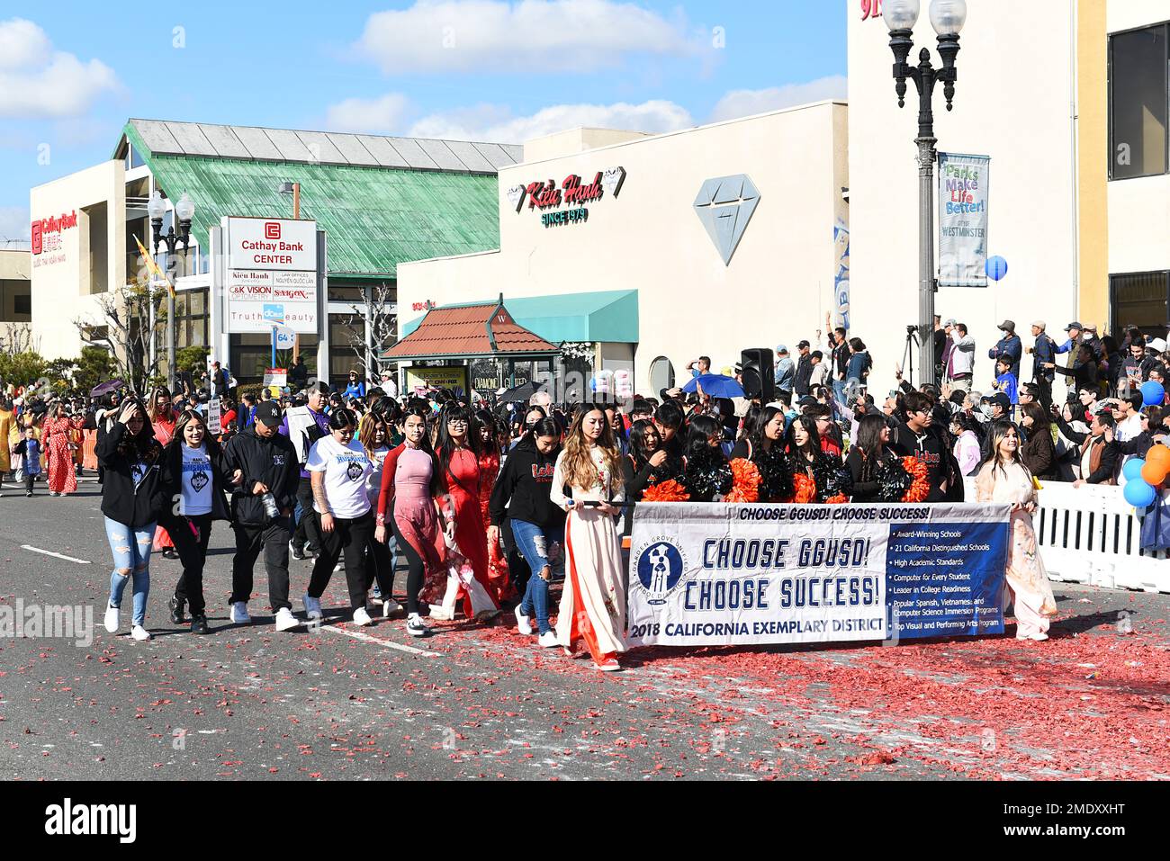 WESTMINSTER, CALIFORNIA - 22 GENNAIO 2023: Persone che portano un banner per il GGUSD Garden Grove Unified School District alla Tet Parade che celebra il Foto Stock
