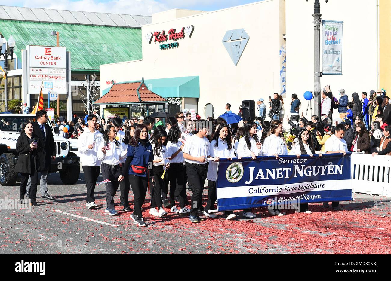 WESTMINSTER, CALIFORNIA - 22 GENNAIO 2023: Persone che portano una bandiera per il senatore Janet Nguyen alla Tet Parade che celebra l'anno del Cat. Foto Stock