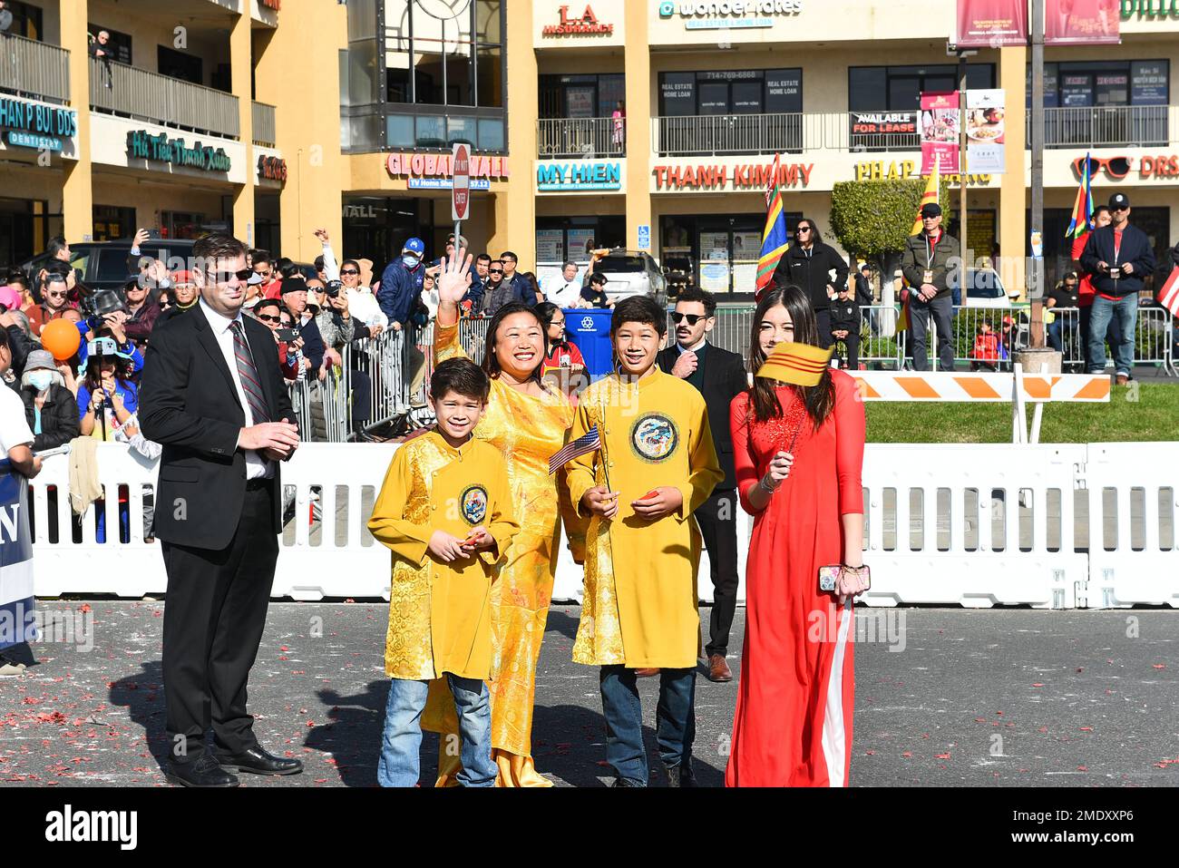 WESTMINSTER, CALIFORNIA - 22 GENNAIO 2023: Il senatore di Stato Janet Nguyen ondeggia alla corona durante la Tet Parade che celebra l'anno del Cat. Foto Stock