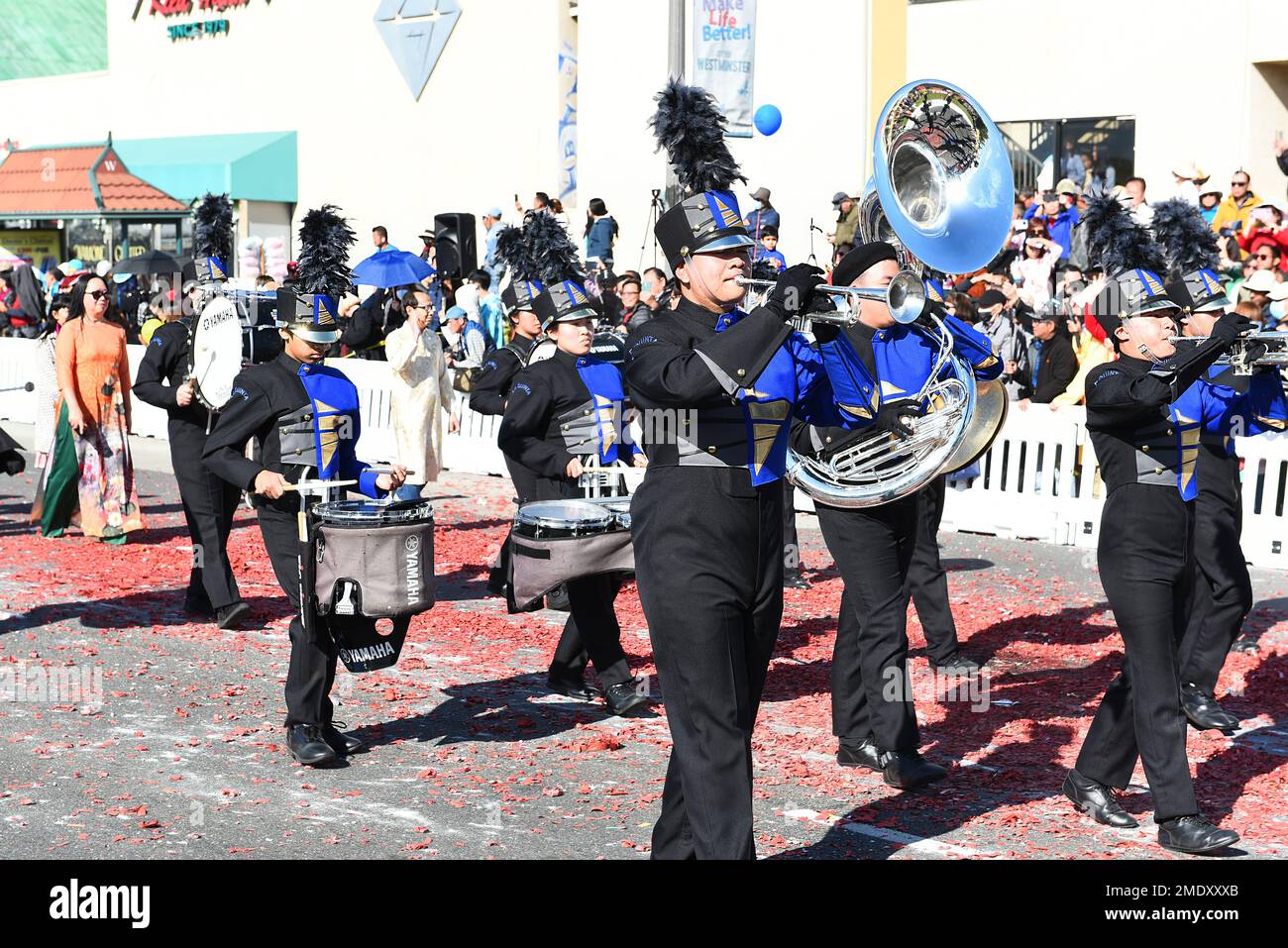 WESTMINSTER, CALIFORNIA - 22 GENNAIO 2023: Closeup della la Quinta High School Marching Band alla Tet Parade che celebra l'anno del Cat. Foto Stock