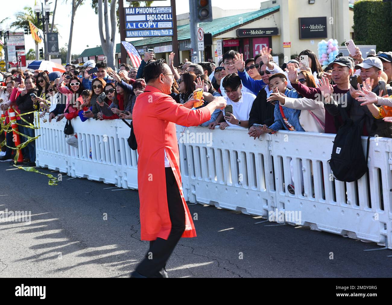 WESTMINSTER, CALIFORNIA - 22 GENNAIO 2023: Il sindaco di Westminster Chi Charlie Nguyen interagisce con la folla alla Tet Parade che celebra l'anno del gatto Foto Stock