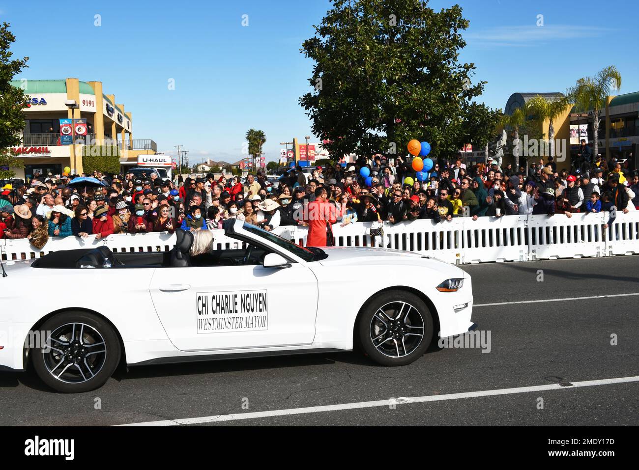 WESTMINSTER, CALIFORNIA - 22 GENNAIO 2023: Il sindaco di Westminster Chi Charlie Nguyen interagisce con la folla alla Tet Parade che celebra l'anno del gatto Foto Stock