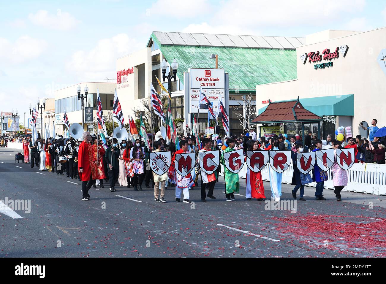 WESTMINSTER, CALIFORNIA - 22 GENNAIO 2023: Banner per la McGarvin Intermediate School alla Tet Parade che celebra l'anno del Cat. Foto Stock