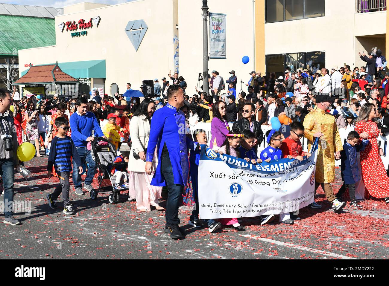 WESTMINSTER, CALIFORNIA - 22 GENNAIO 2023: Gli studenti, i genitori e gli insegnanti di Murdy elementary marciano nella Tet Parade per celebrare l'anno della Cat. Foto Stock