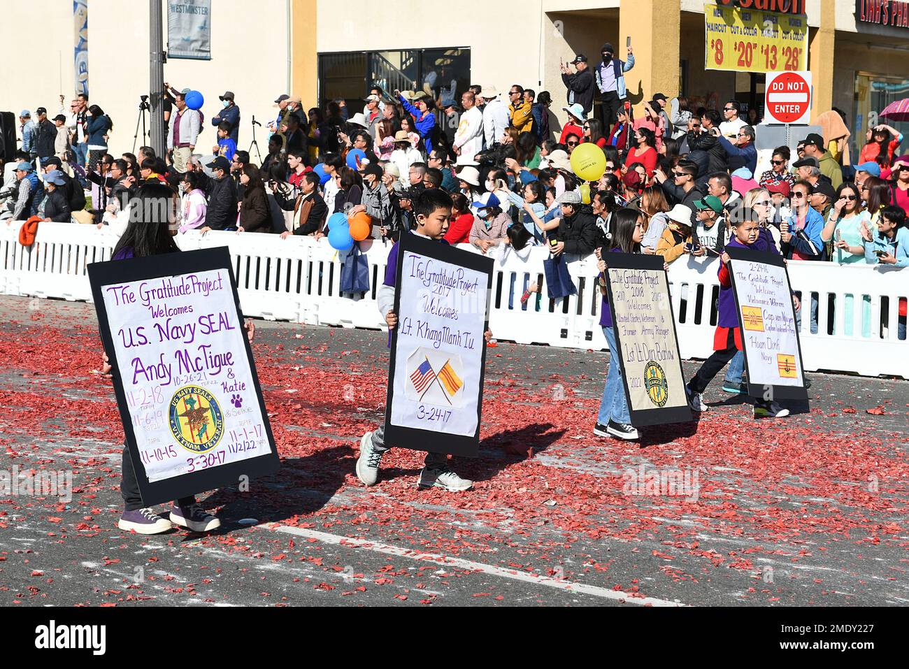 WESTMINSTER, CALIFORNIA - 22 GENNAIO 2023: Gli studenti della Murdy Elementary School portano i segni per il loro progetto di gratitudine alla Tet Parade che celebra l'anno Foto Stock