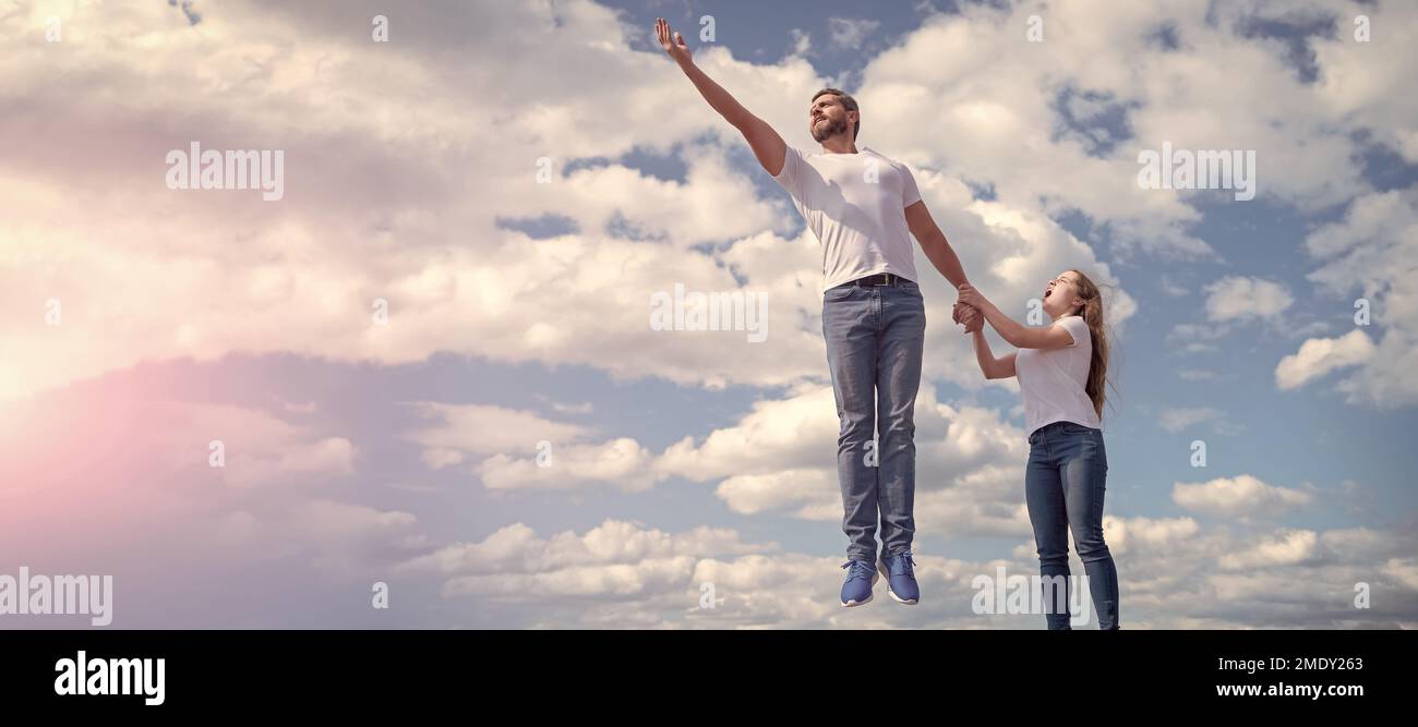 Padre e figlia che saltano nel cielo, poster banner con spazio per la copia. Foto Stock