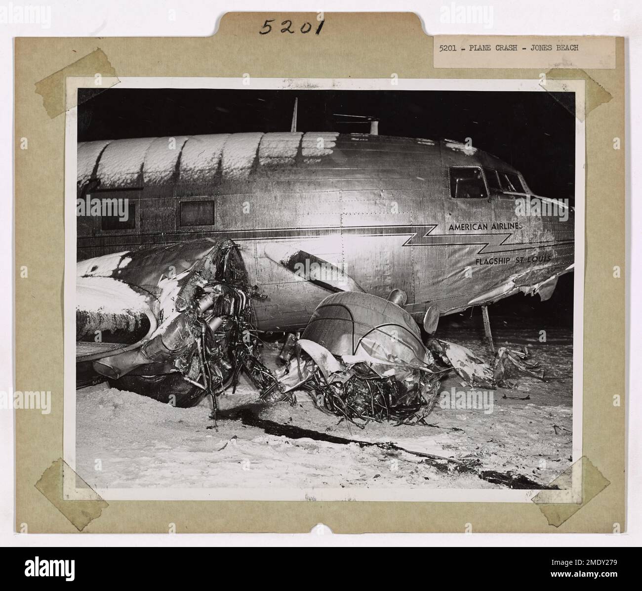 Una tragica immagine di un aereo della American Airline che si è schiantato a Jones Beach, New York. L'incidente evidenzia i rischi dell'aviazione e la necessità di protocolli di sicurezza durante il viaggio aereo. Foto Stock