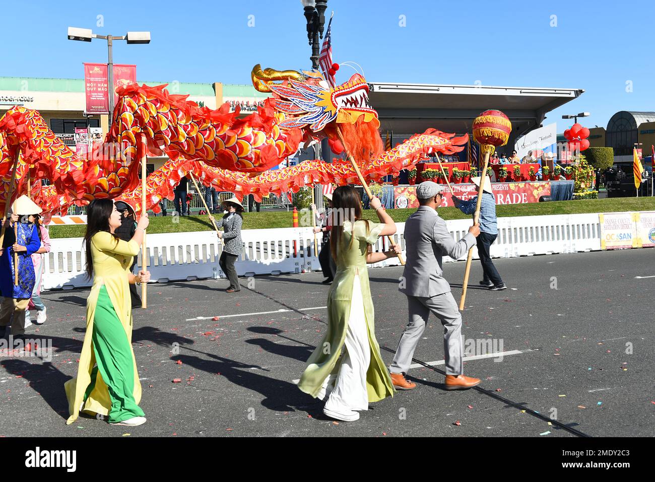 WESTMINSTER, CALIFORNIA - 22 GENNAIO 2023: Persone che trasportano un drago rosso durante la Tet Parade che celebra l'anno del Cat. Foto Stock