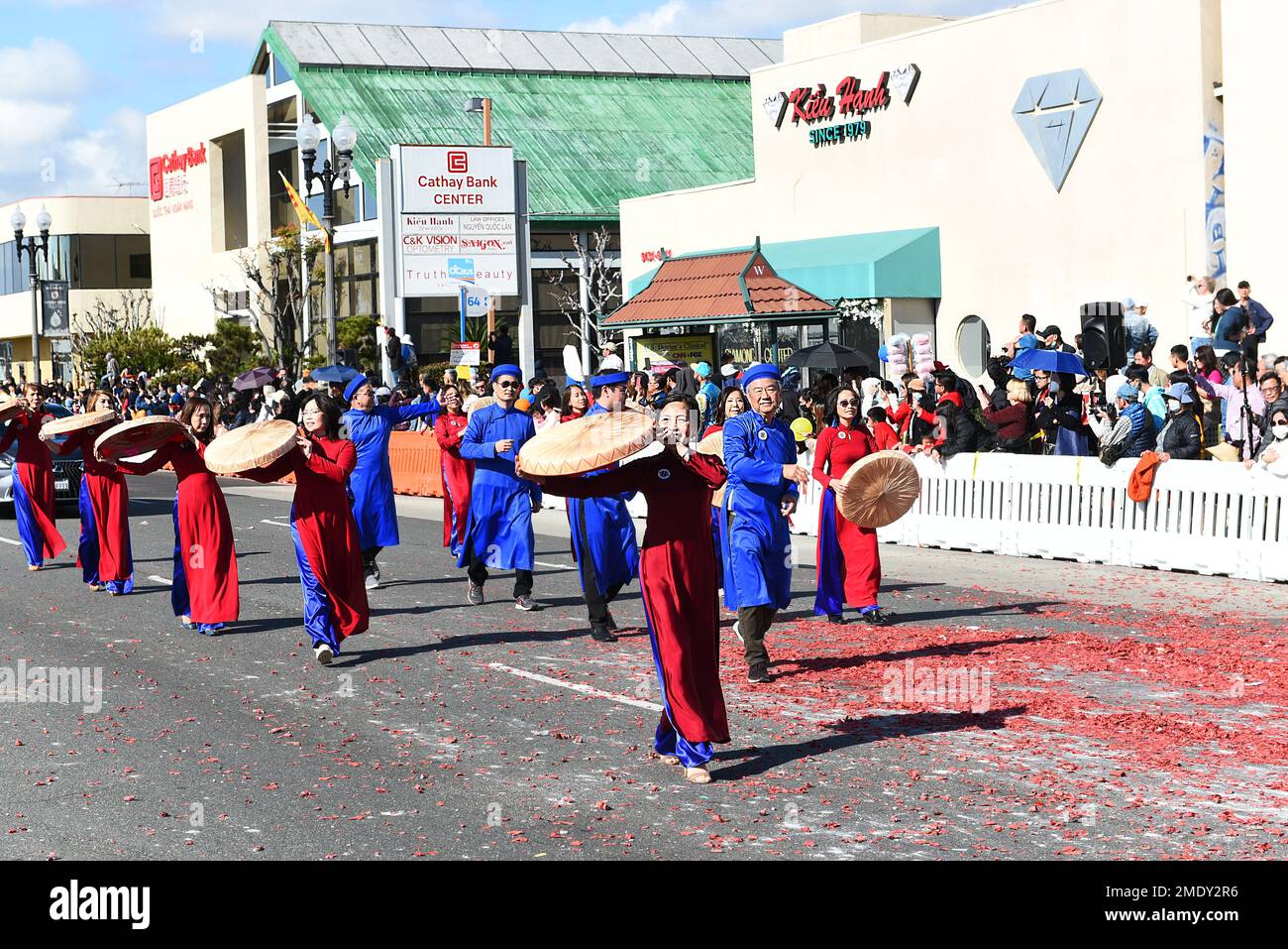 WESTMINSTER, CALIFORNIA - 22 GENNAIO 2023: Persone in costume tradizionale alla Tet Parade che celebra l'anno del Cat. Foto Stock