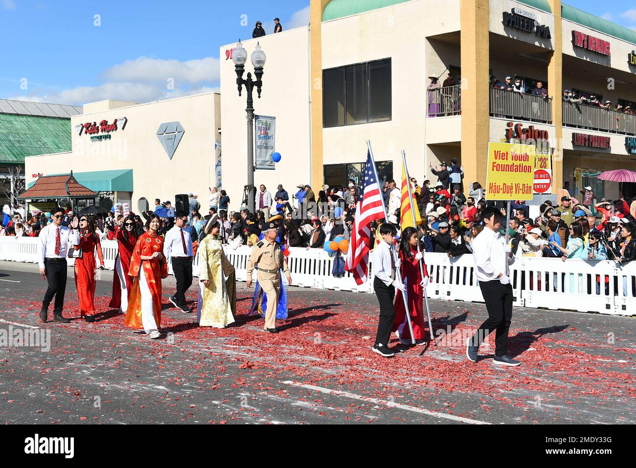 WESTMINSTER, CALIFORNIA - 22 GENNAIO 2023: I membri della Viet Youth Foundation marciano nella Tet Parade per celebrare l'anno del Cat. Foto Stock