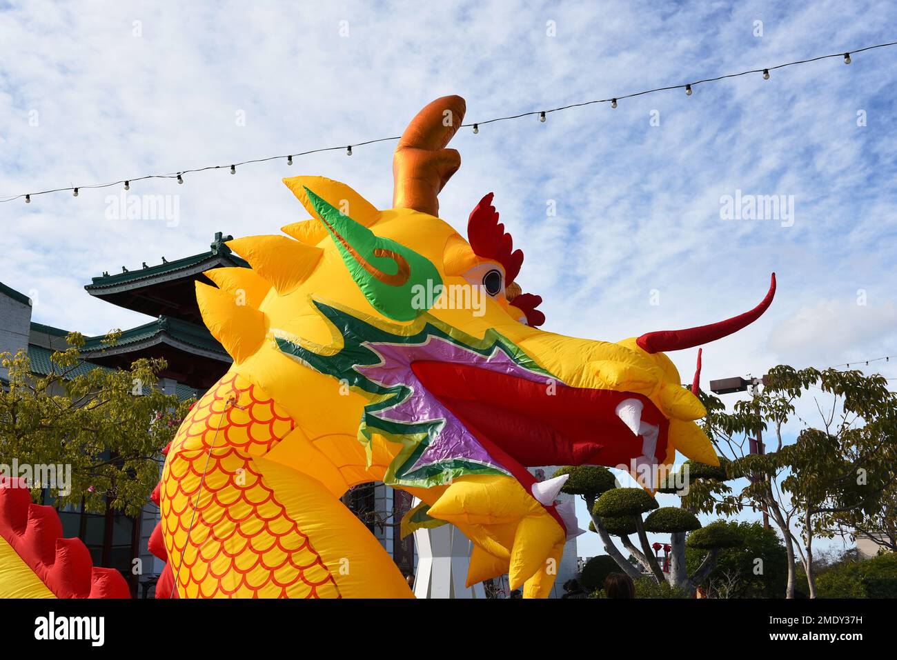 WESTMINSTER, CALIFORNIA - 22 GENNAIO 2023: Primo piano di un drago giallo alla Tet Parade che celebra l'anno del Cat. Foto Stock