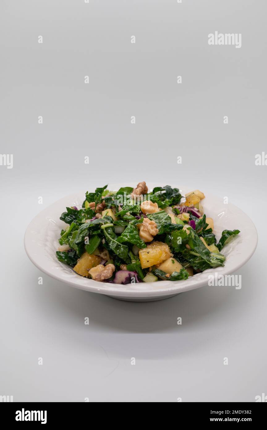 Insalata di kale in laminato crudo e salutare con noci e pera Foto Stock