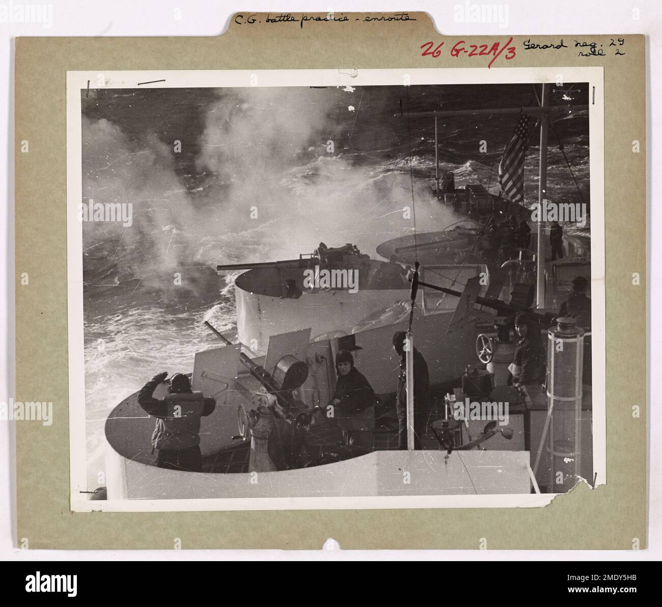 Le guardie costiere a bordo di un vascello si preparano alle loro stazioni di battaglia, preparandosi al combattimento durante gli esercizi di allenamento di routine. Questa immagine mostra la prontezza e la precisione della Guardia Costiera degli Stati Uniti durante le operazioni di guerra. Foto Stock