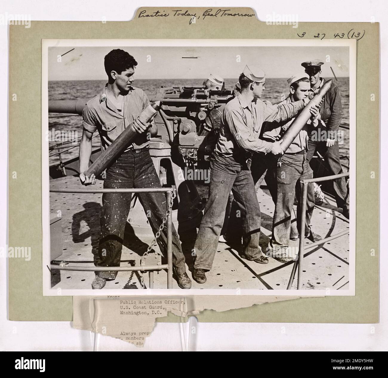 Questa immagine cattura gli uomini della Guardia Costiera che conducono un'esercitazione con una pistola a ponte. L'esercitazione fa parte della loro preparazione per operazioni di combattimento reali, dimostrando l'impegno della Guardia Costiera a mantenere la prontezza di combattimento durante la guerra. Foto Stock