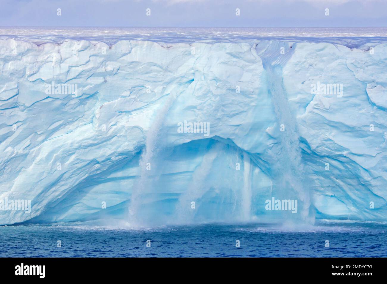 Cascate ai margini del ghiacciaio Brasvellbreen dalla calotta di ghiaccio Austfonna che si stende nel Mare di Barents, Nordaustlandet, Svalbard / Spitsbergen Foto Stock