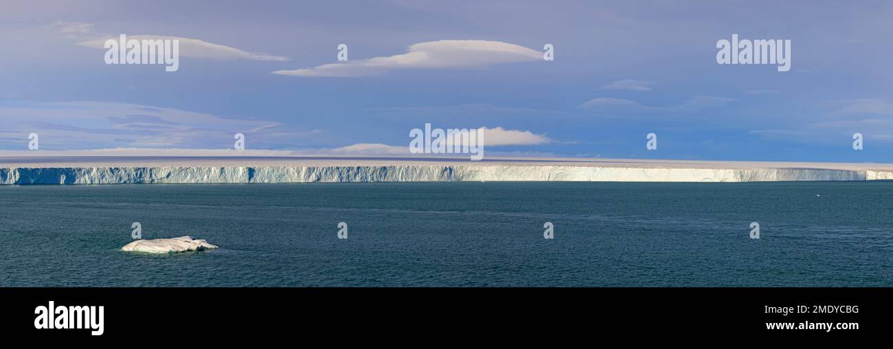 Ghiacciaio di Brasvellbreen, 45 km di torrente lungo a sud dalla cupola di ghiaccio Sørdomen di Austfonna che si sfuggono in mare, Nordaustlandet, Svalbard / Spitsbergen Foto Stock