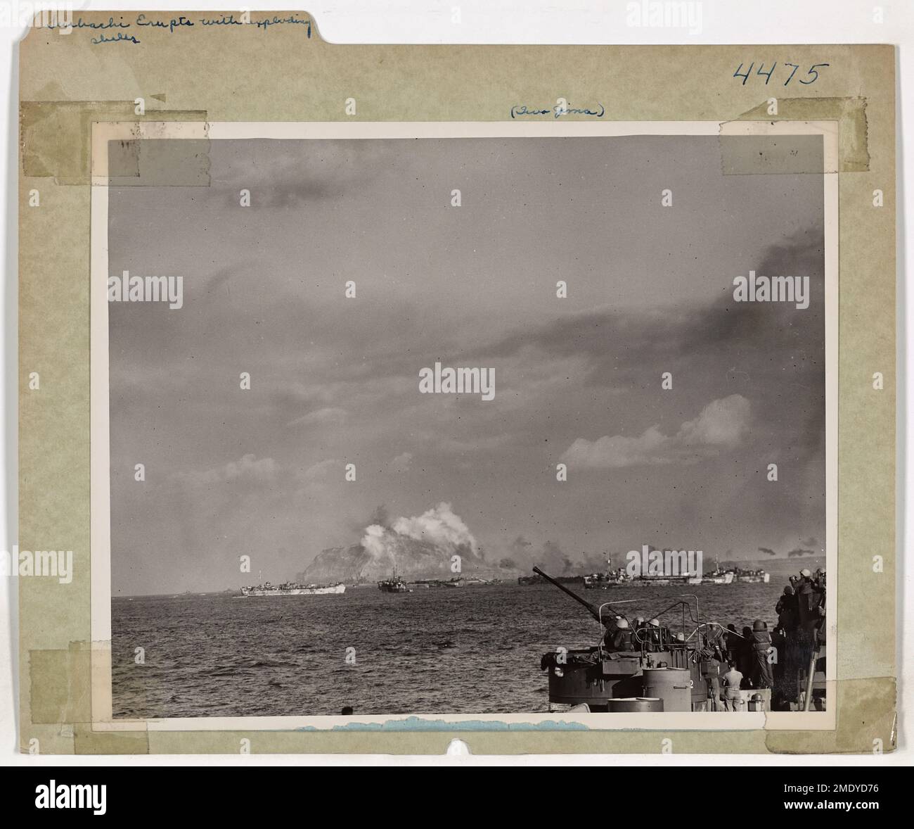 Le navi da battaglia della Marina bombardano il Monte Suribachi con proiettili al fosforo prima degli sbarchi iniziali su Iwo Jima, segnando l'inizio di una delle battaglie più feroci del Pacifico. Foto Stock